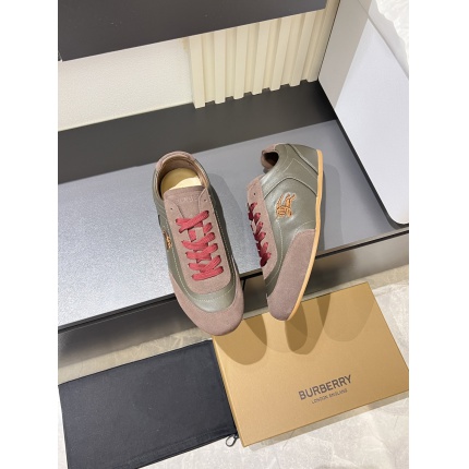 Burberry Sneakers For Men in 221711