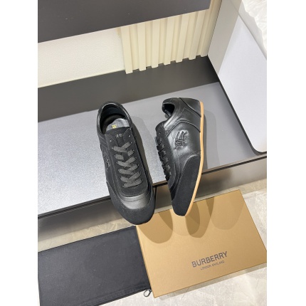 Burberry Sneakers For Men in 221712
