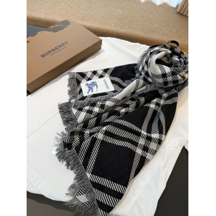 Burberry Cashmere Scarf in 222204