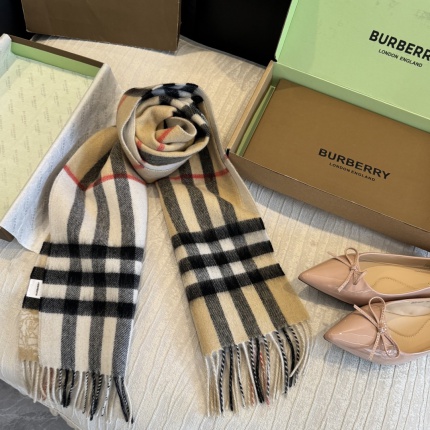 Burberry Cashmere Scarf in 222208