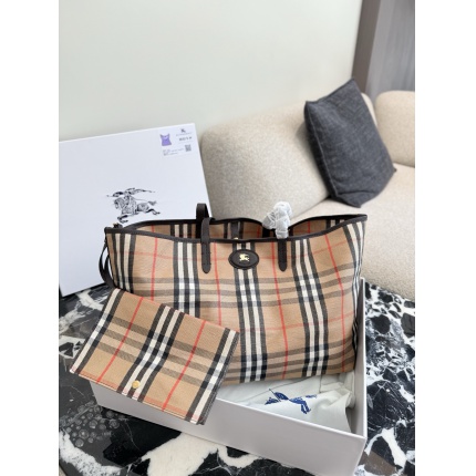 Burberry Handbags in 222514