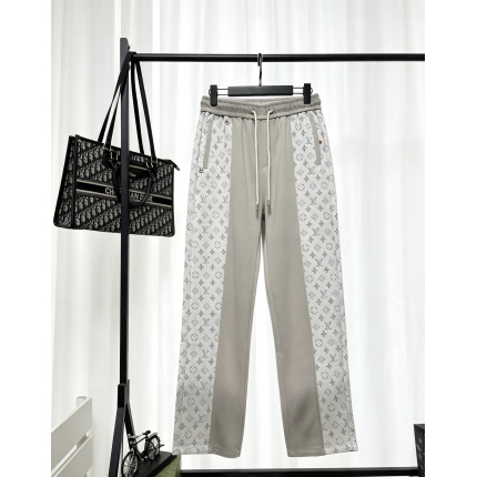 Louis Vuitton Pants for Men in 223202