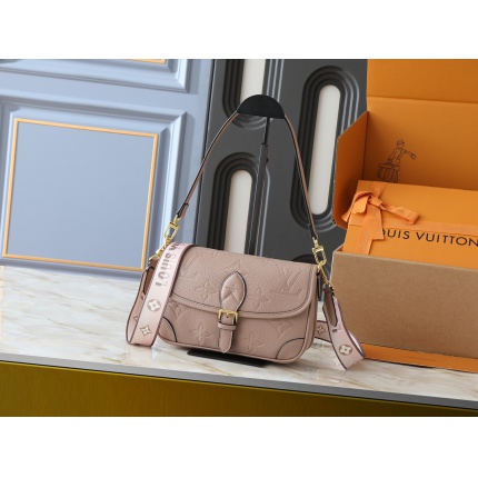 Louis Vuitton Handbags in 223885