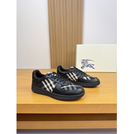 Burberry Sneakers For Men in 224563