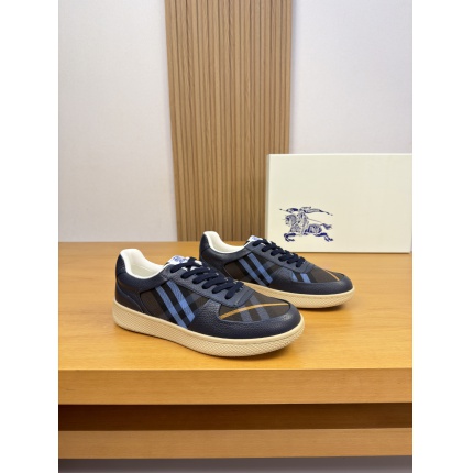 Burberry Sneakers For Men in 224565