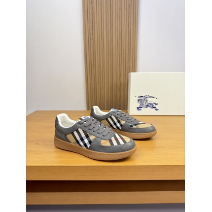 Burberry Sneakers For Men in 224566