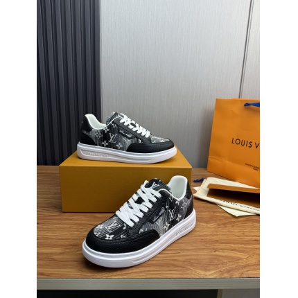 Louis Vuitton Sneakers For Men in 224670
