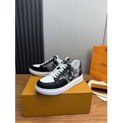 Louis Vuitton Sneakers For Men in 224671