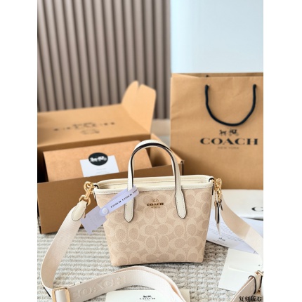 Coach Cross Bags in 228275