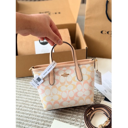 Coach Cross Bags in 228277