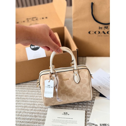 Coach Cross Bags in 228282