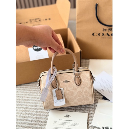 Coach Cross Bags in 228284
