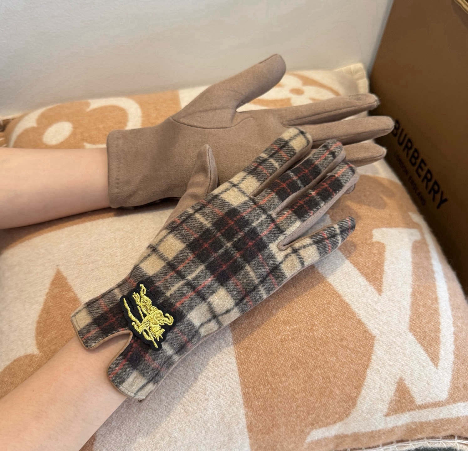 Cheap Gloves in 220549, $45 USD- [IB220549] - Replica Gloves