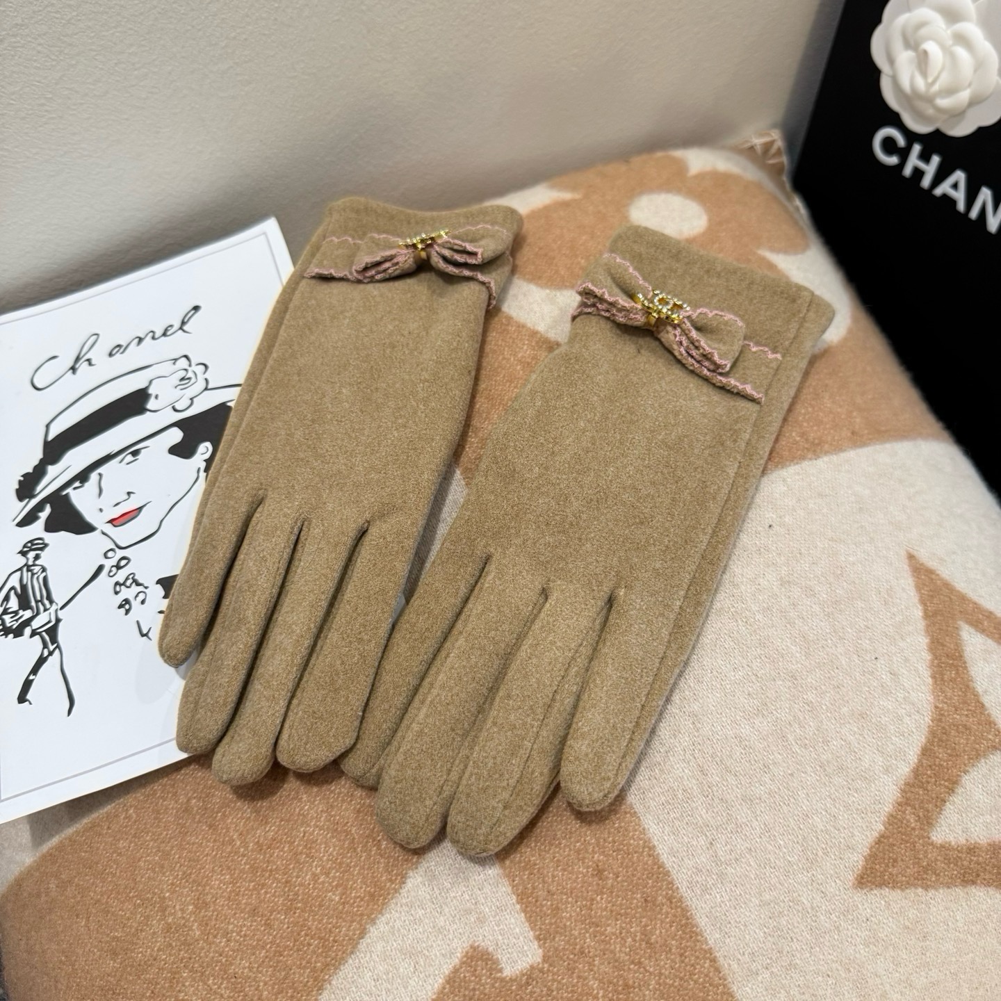 Cheap Gloves in 220582, $45 USD- [IB220582] - Replica Gloves