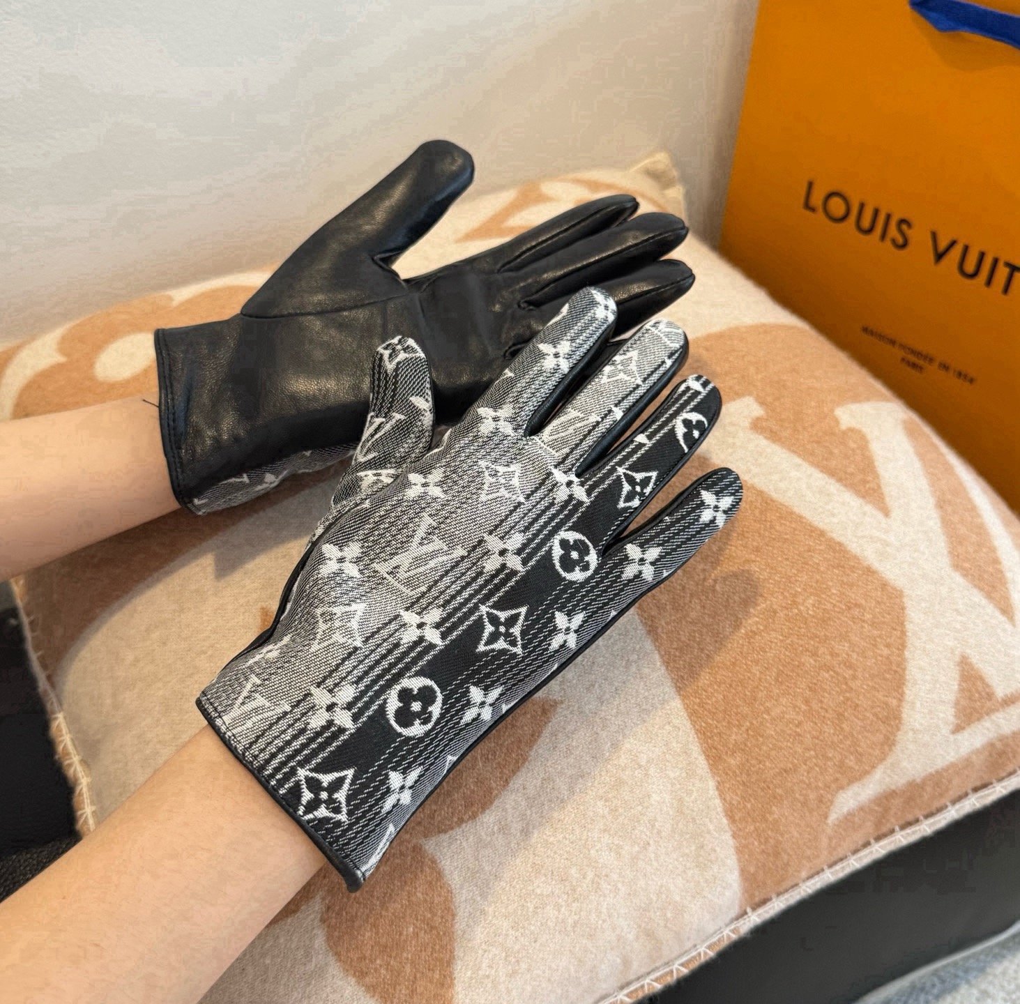 Cheap Gloves in 220609, $45 USD- [IB220609] - Replica Gloves