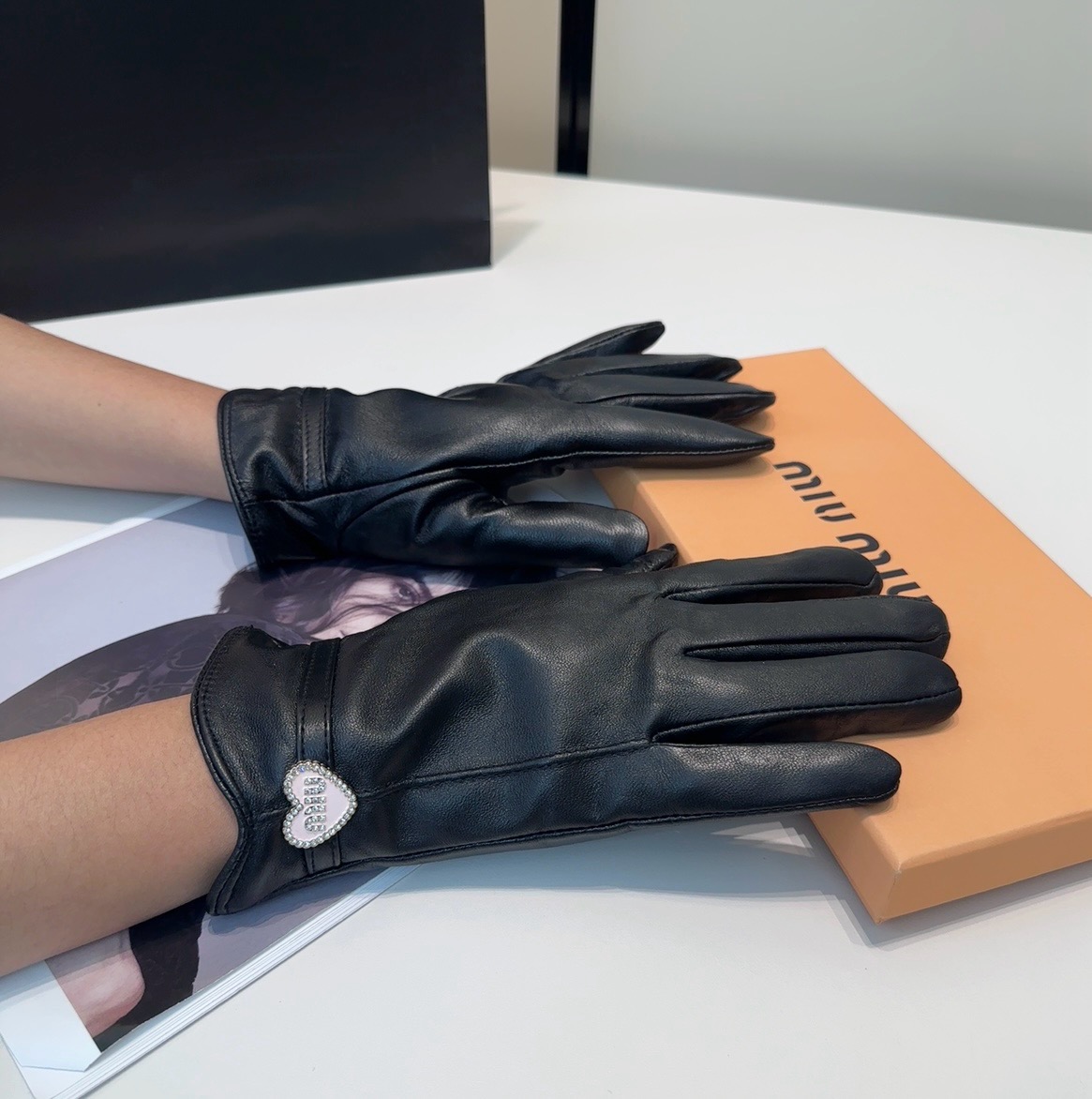 Cheap Gloves in 220633, $45 USD- [IB220633] - Replica Gloves