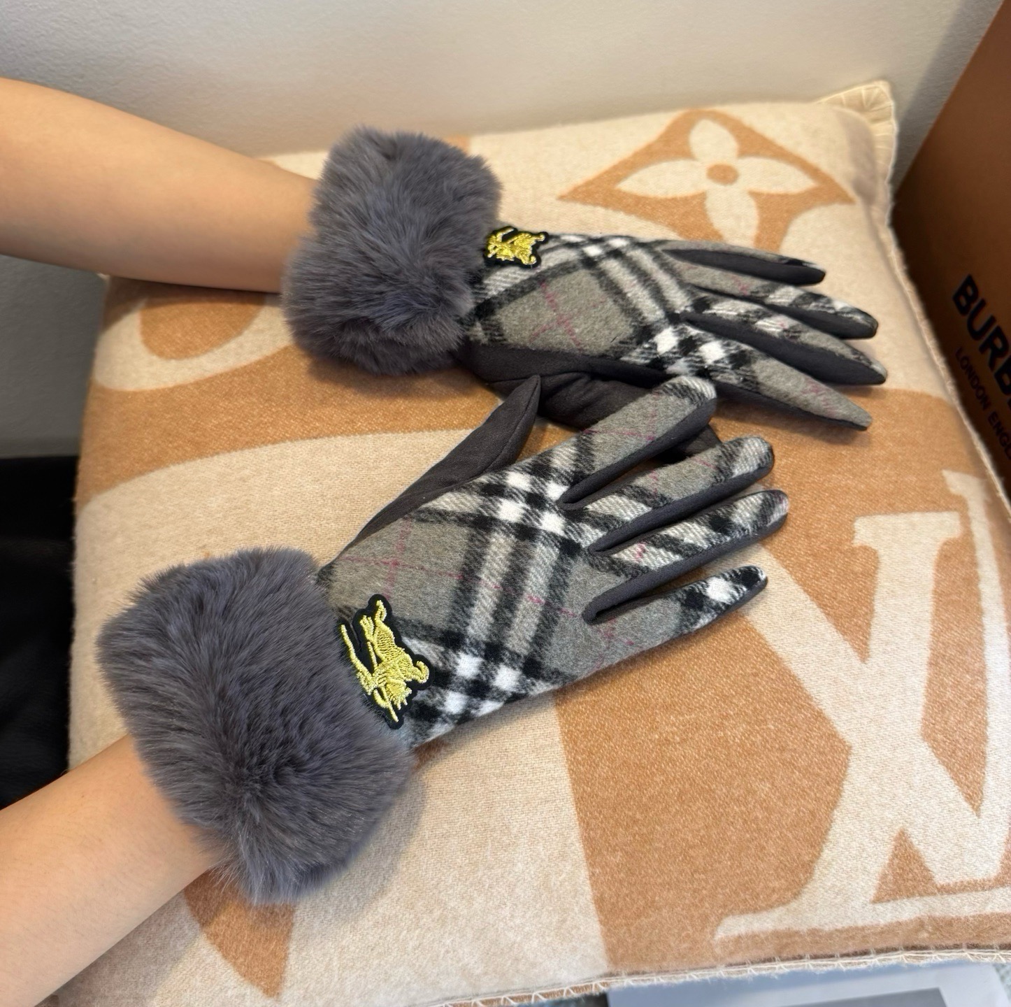 Cheap Gloves in 222310, $40 USD- [IB222310] - Replica Gloves