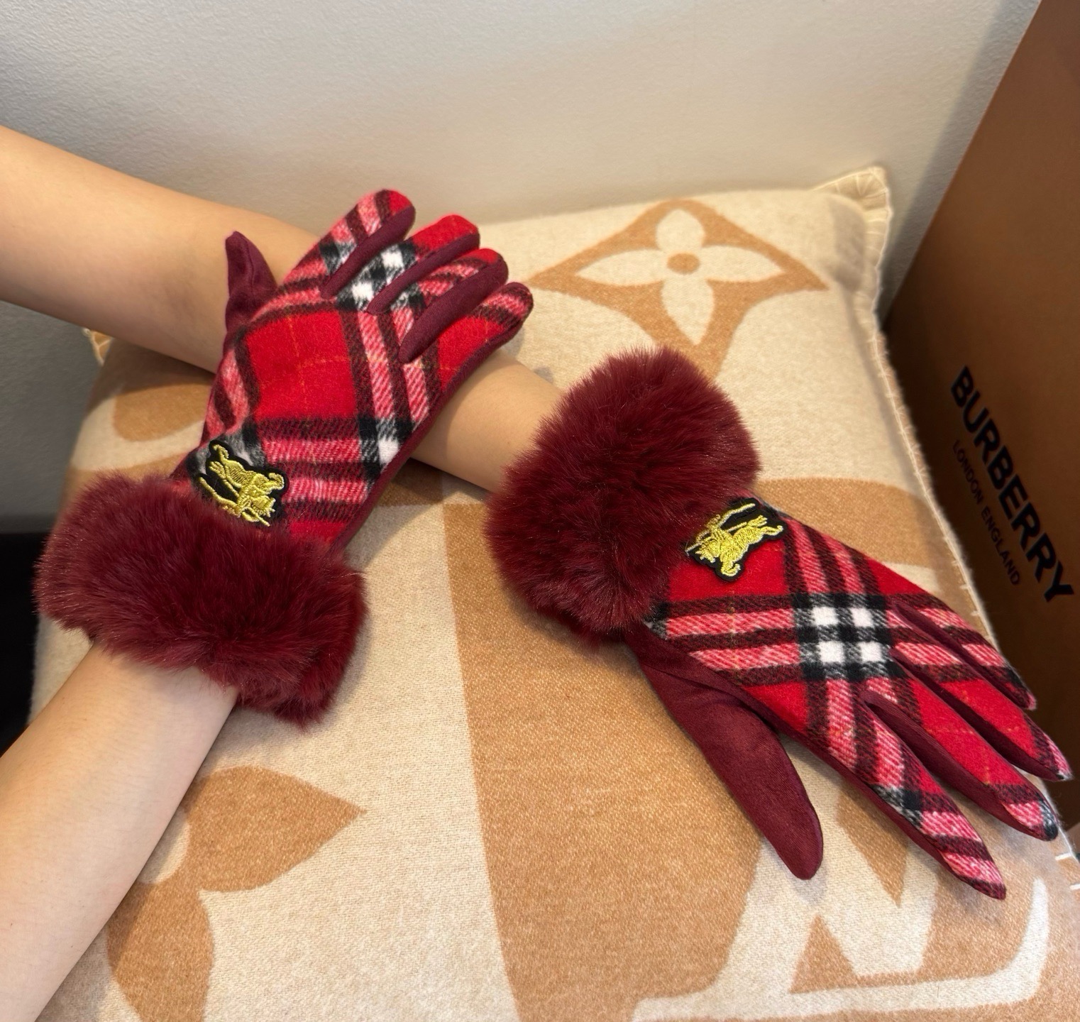 Cheap Gloves in 222312, $40 USD- [IB222312] - Replica Gloves