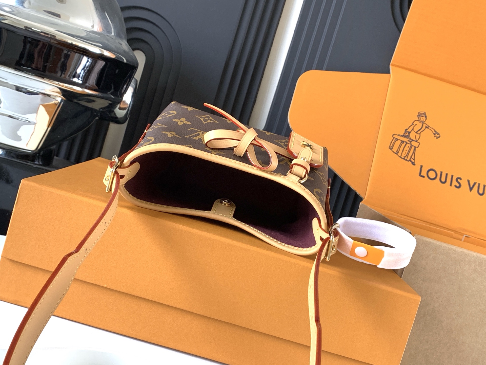 Cheap Louis Vuitton AAA Quality Handbags in 226110, $135 USD- [IB226110] - Replica Louis Vuitton AAA Quality Handbags