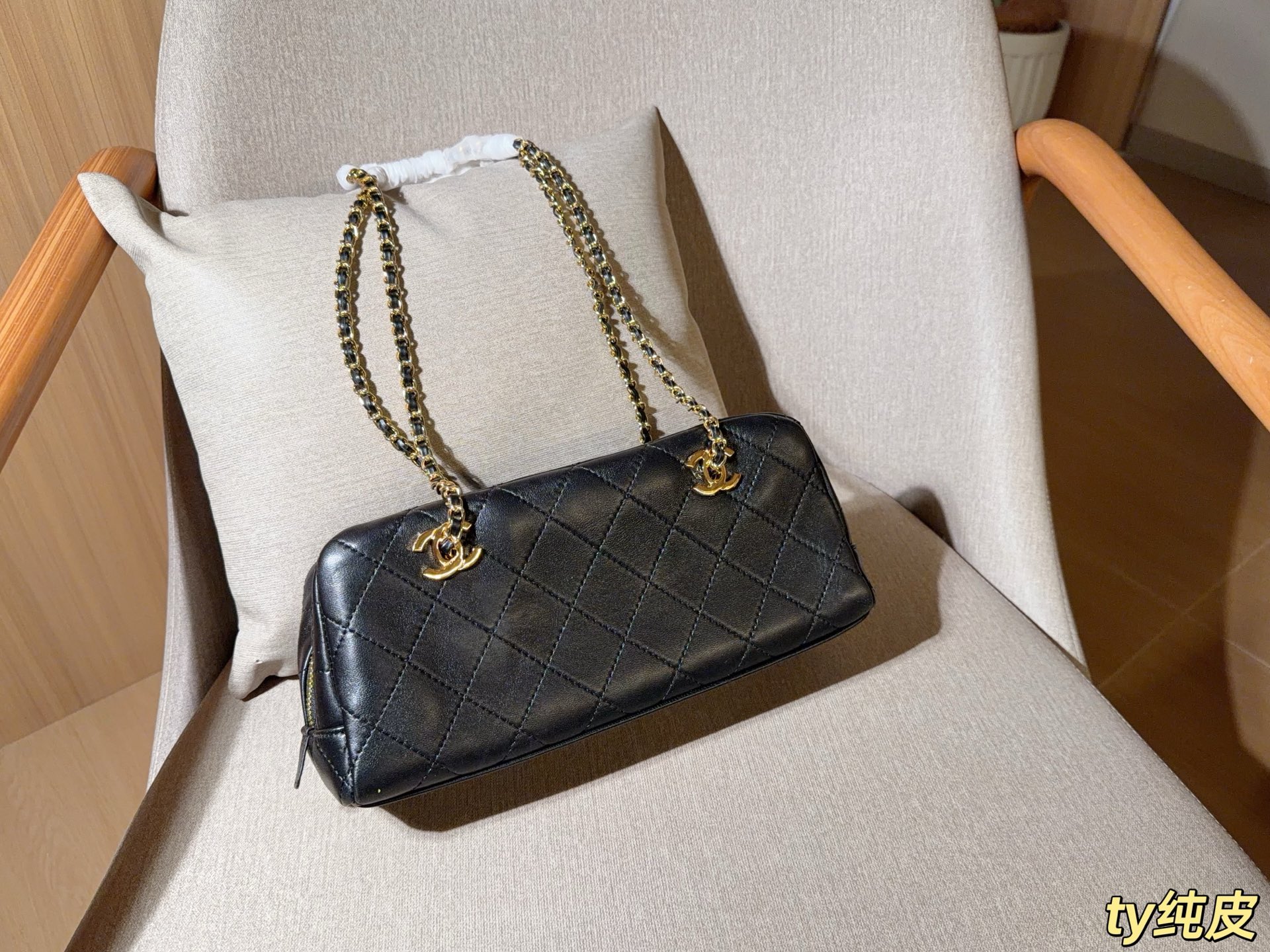 Cheap Chanel AAA quality Handbags in 228208, $90 USD- [IB228208] - Replica Chanel AAA quality Handbags