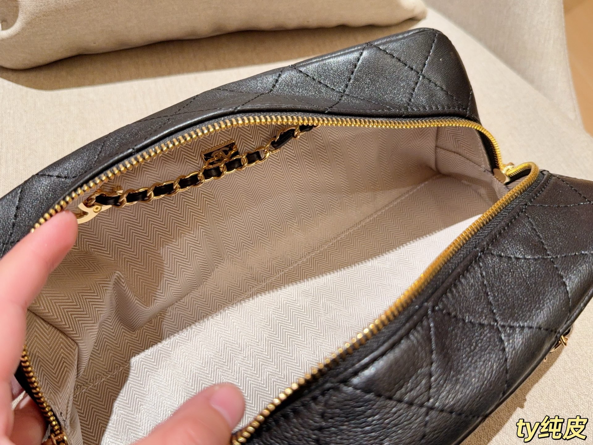 Cheap Chanel AAA quality Handbags in 228208, $90 USD- [IB228208] - Replica Chanel AAA quality Handbags