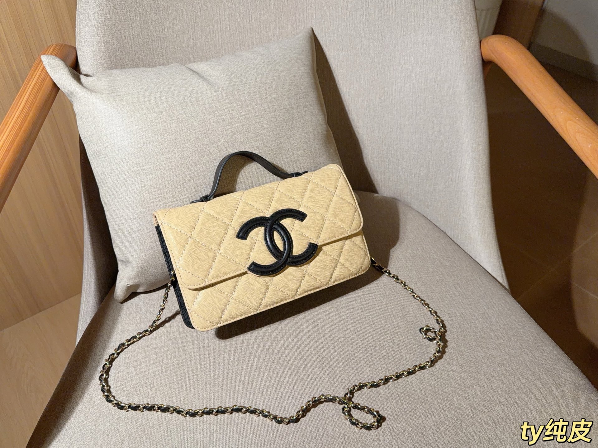 Cheap Chanel AAA quality Handbags in 228210, $90 USD- [IB228210] - Replica Chanel AAA quality Handbags