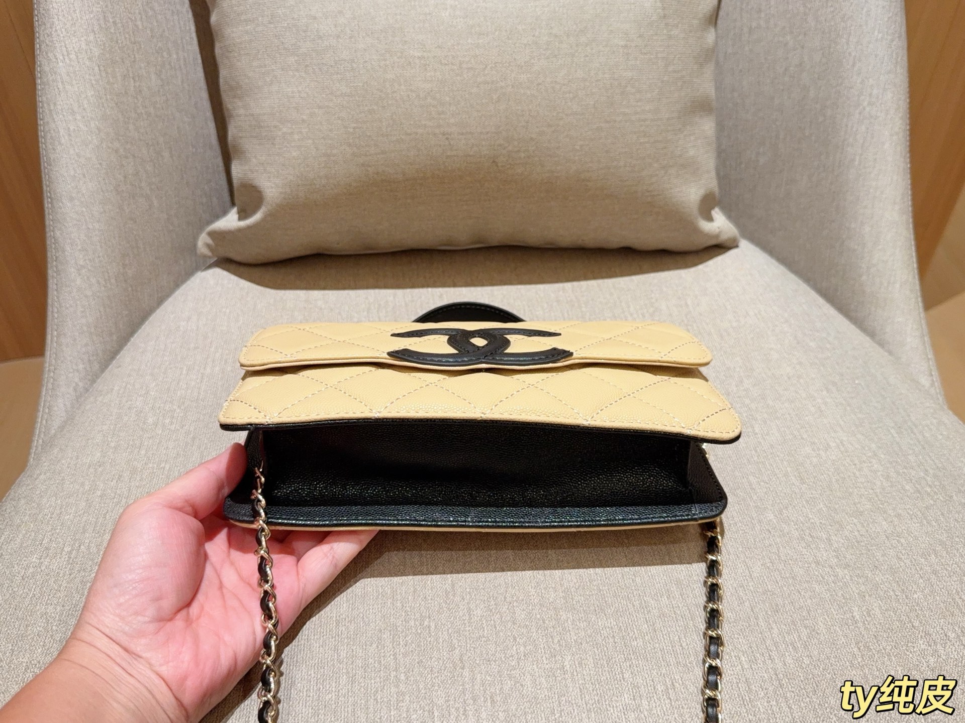Cheap Chanel AAA quality Handbags in 228210, $90 USD- [IB228210] - Replica Chanel AAA quality Handbags