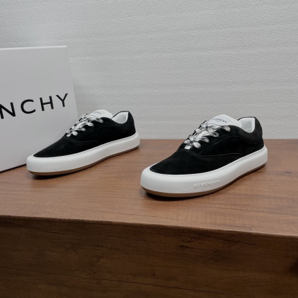 Givenchy Sneakers For Men in 229880