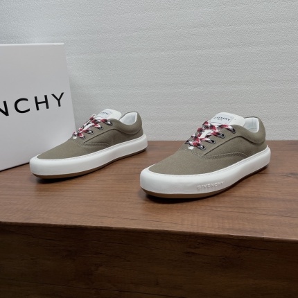 Givenchy Sneakers For Men in 229886