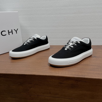 Givenchy Sneakers For Men in 229888