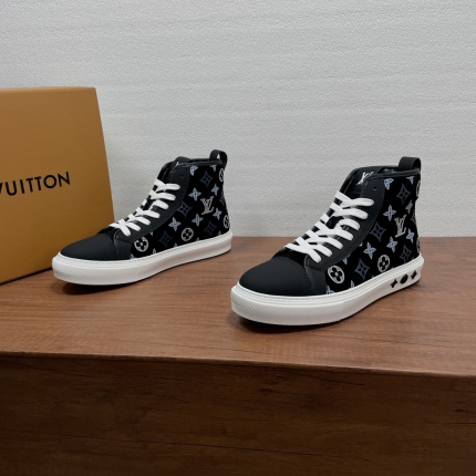 Louis Vuitton Sneakers For Men in 229992