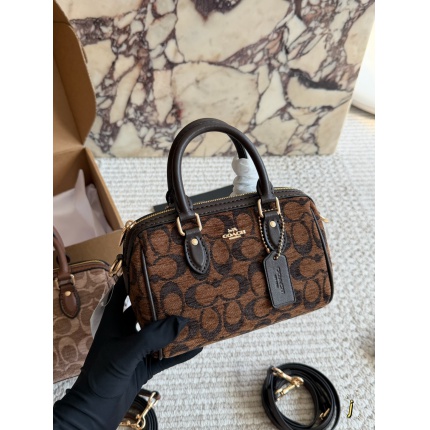 Chanel AAA quality Handbags in 230877