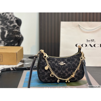 Coach Cross Bags in 230936