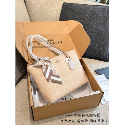 Coach Cross Bags in 230940