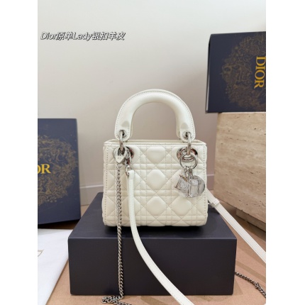 Dior AAA Quality Handbags in 230945