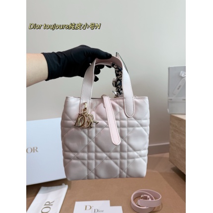 Dior AAA Quality Handbags in 230967