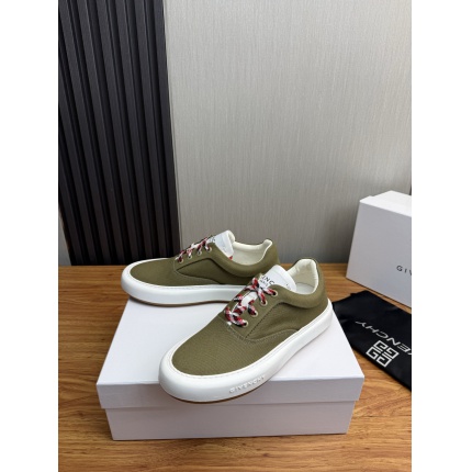 Givenchy Sneakers For Men in 233502