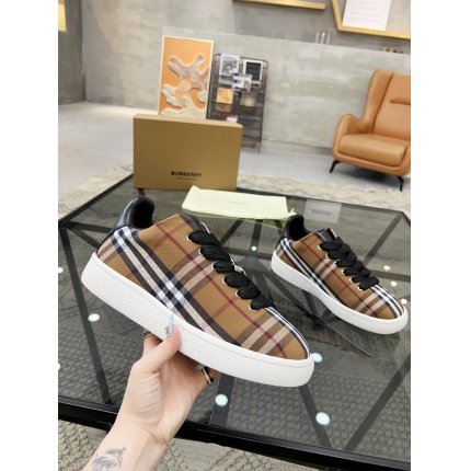 Burberry Sneakers For Men in 233546