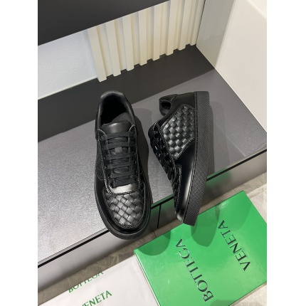 Bottega Veneta Sneakers For Men in 233784