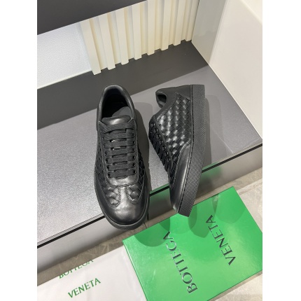 Bottega Veneta Sneakers For Men in 233785