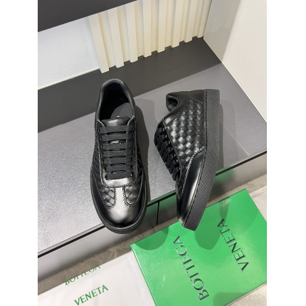 Bottega Veneta Sneakers For Men in 233786