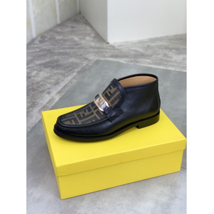 Fendi Leather shoes For Men in 234364