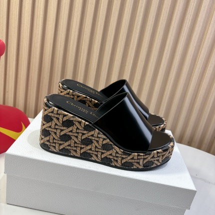 Dior Slippers For Men in 234559