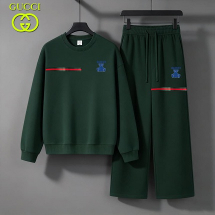Gucci Tracksuits for Men in 235100