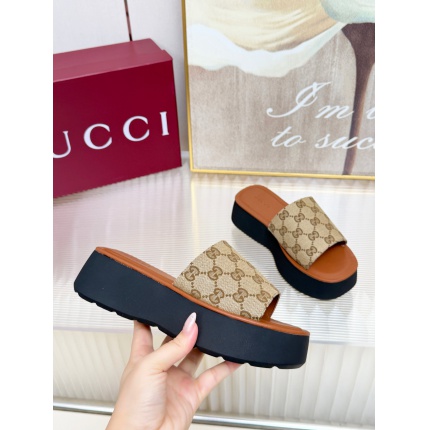 Gucci Slippers For Women in 235708