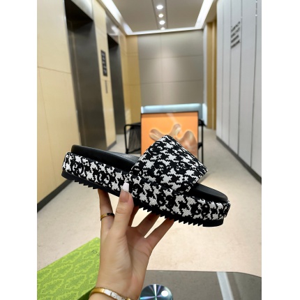 Gucci Slippers For Women in 235750