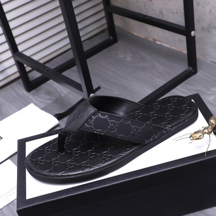 Gucci Slippers For Men in 235945
