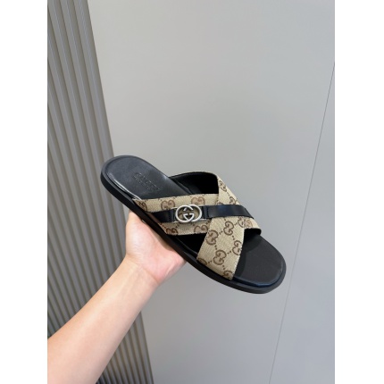 Gucci Slippers For Men in 236051