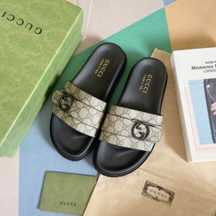 Gucci Slippers For Men in 236069