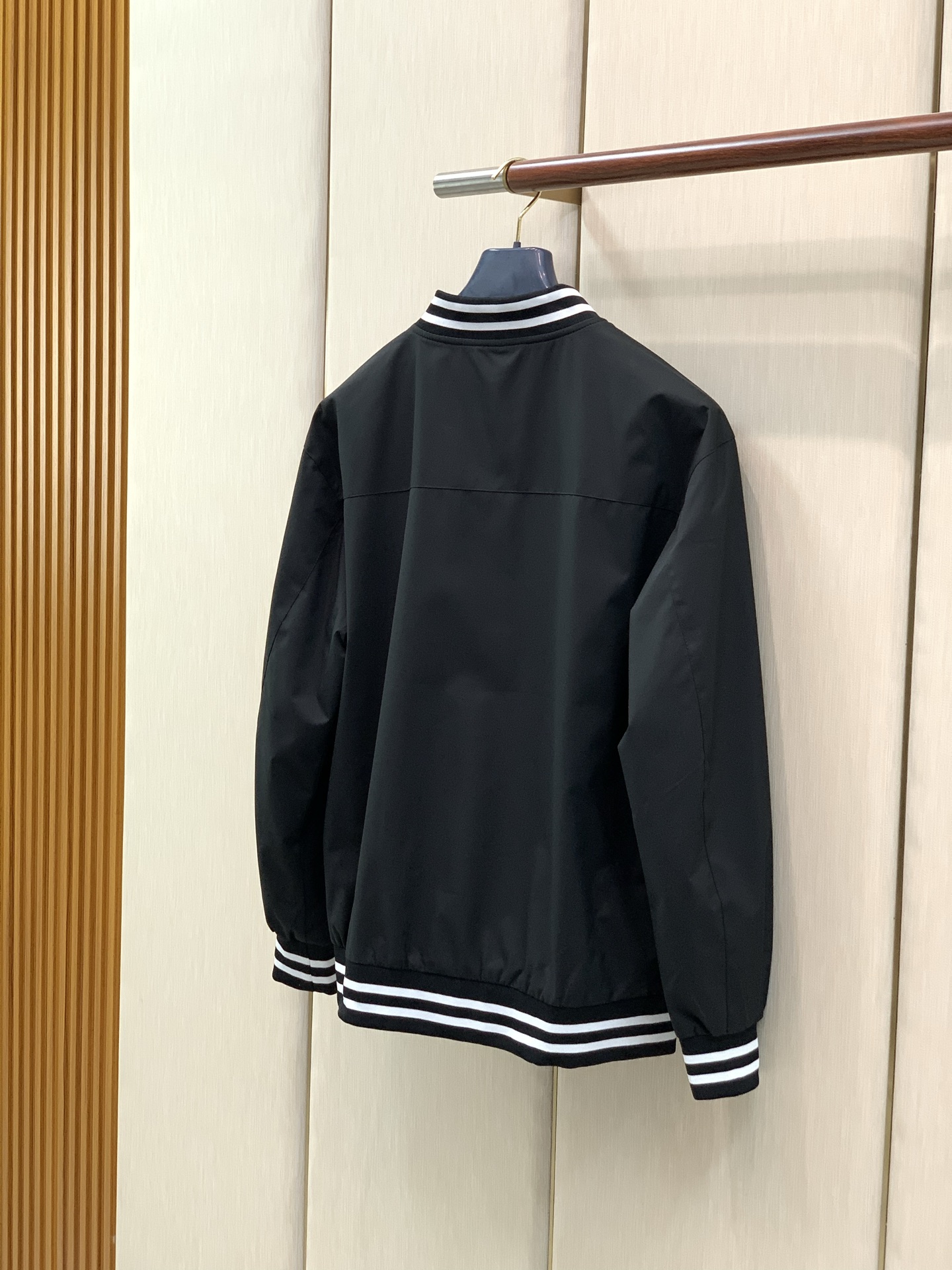 Cheap Louis Vuitton Thin Jackets For Men in 229450, $100 USD- [IB229450] - Replica Louis Vuitton Thin Jackets For Men